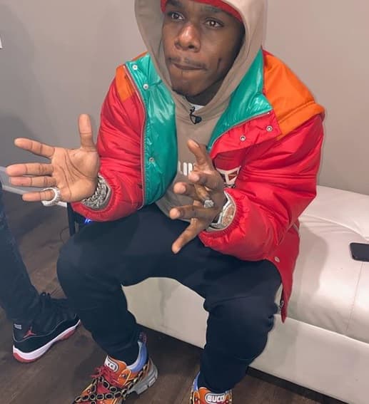 La noche del lunes, 23 de diciembre, 
<b><a href="https://www.youtube.com/watch?v=8JaoVqh-MIc" target="_blank">el rapero DaBaby</a> fue arrestado en Charlotte,</b> Carolina del Norte, luego de que en su carro oficiales hallaran marihuana, un arma de fuego, un cartucho vacío de una Glock 23 y balas calibre .45, según reportó el portal de noticias local 
<b><a href="https://www.wcnc.com/article/news/local/rapper-dababy-detained-and-charged-in-charlotte/275-b96736ff-0634-4f6b-aca4-f91c6e0e5b05" target="_blank">WCNC</a>.</b>
