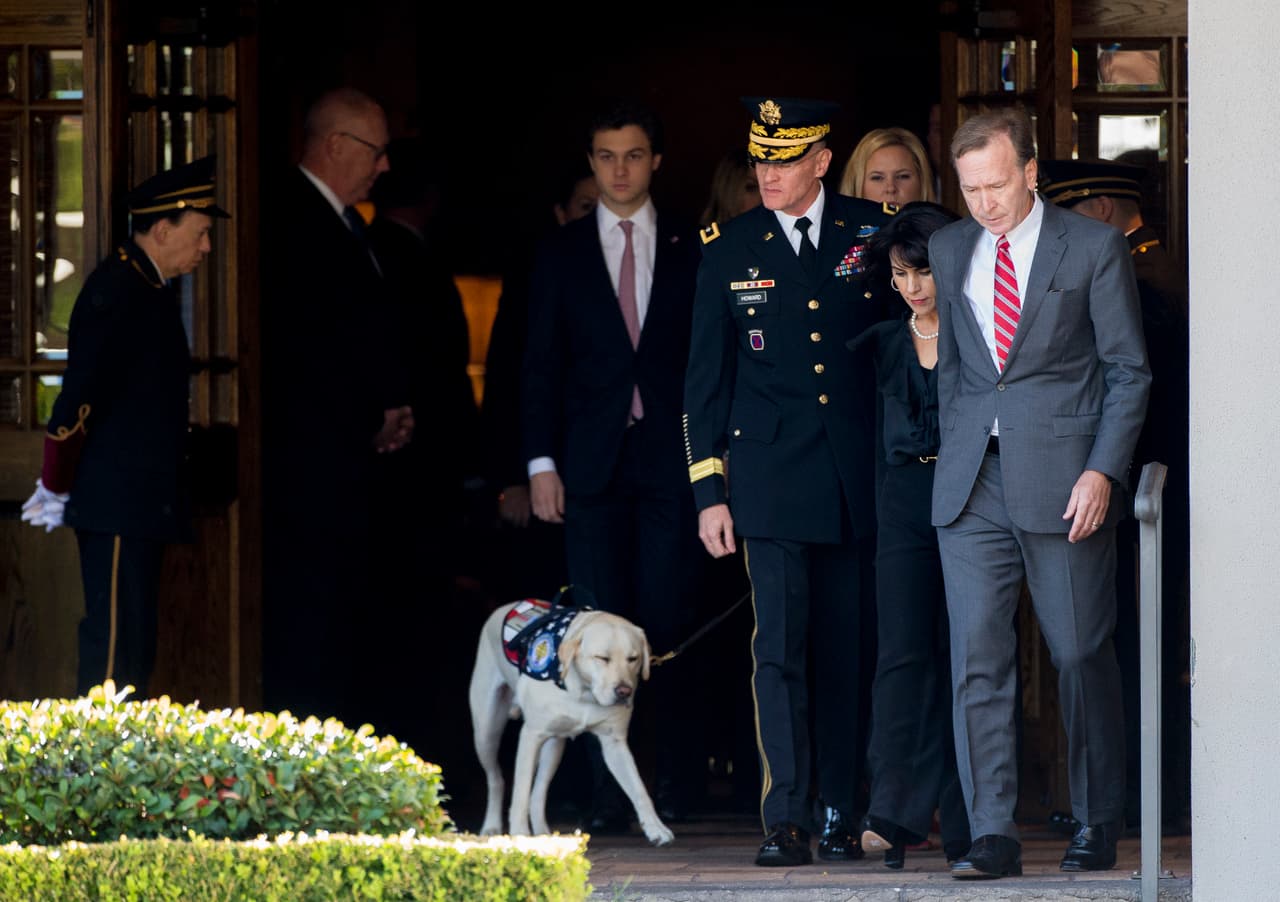 Sully saliendo del servicio funerario de su amo en Houston. Sully fue recomendado a Bush por
<u><a href="https://www.vetdogs.org/Default.aspx">America’s VetDogs</a></u>, una organización sin fines de lucro que desde 2003 se ha encargado de entrenar a estos animales.