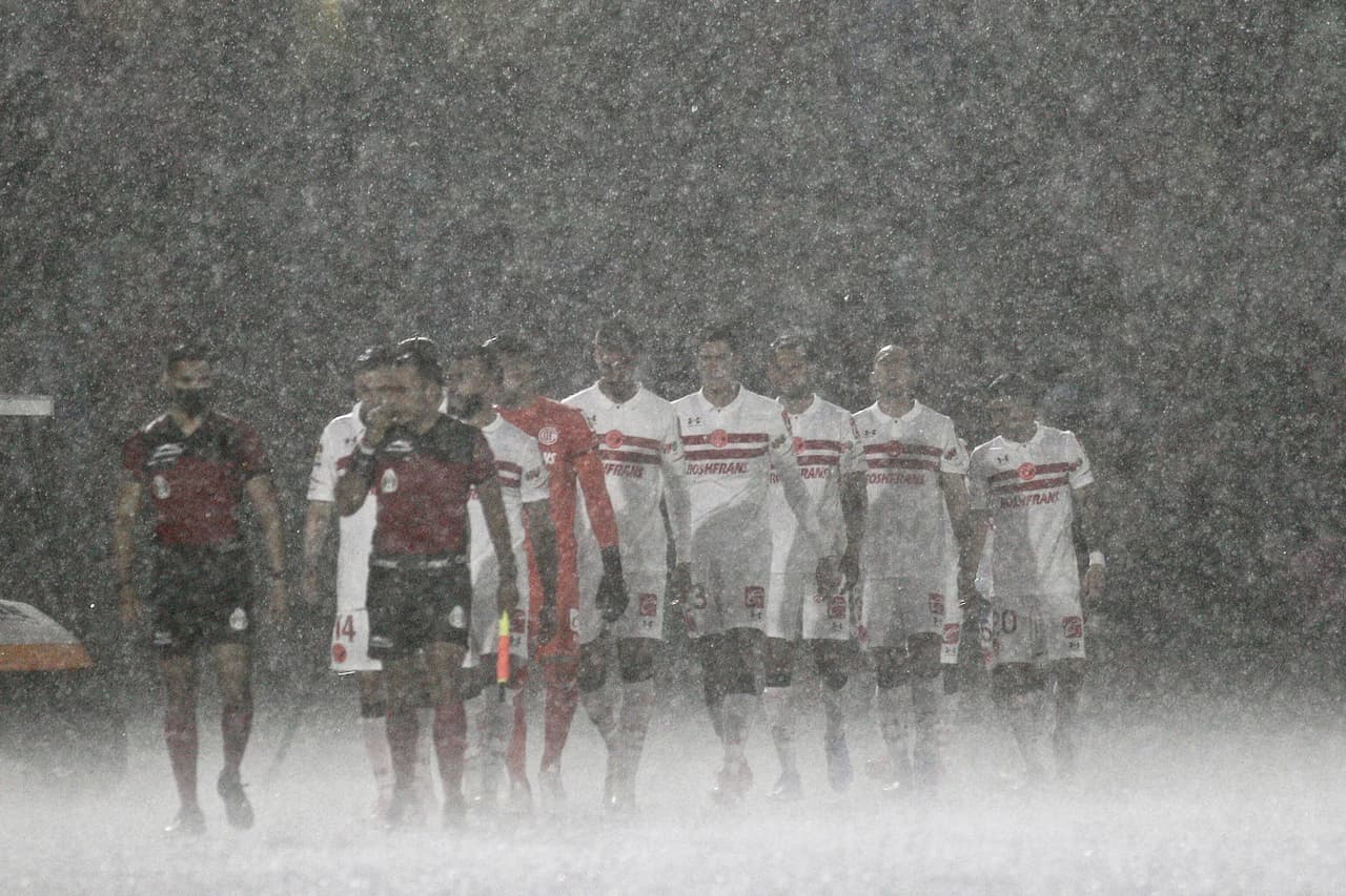 Cuando el reloj llegó a los 20 minutos, la tormenta se intensificó y obligó al árbitro a suspender el juego durante poco más de 25 minutos.
