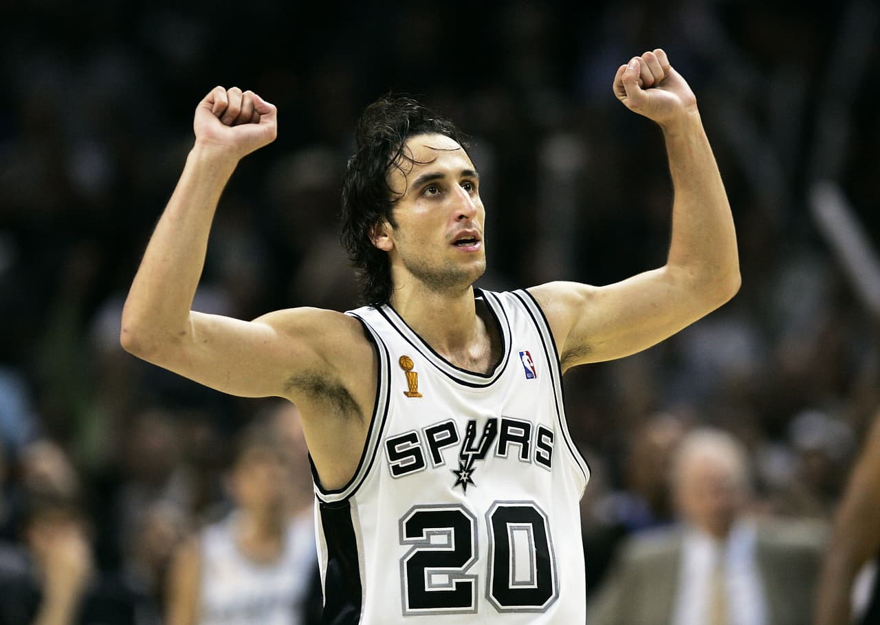 Luego de una serie de dientes apretados y que se fue a lo máximo, en 2004-2005, los Spurs terminaron imponiéndose en siete partidos a los Detroit Pistons y Manu ganaba su segundo título en la NBA.