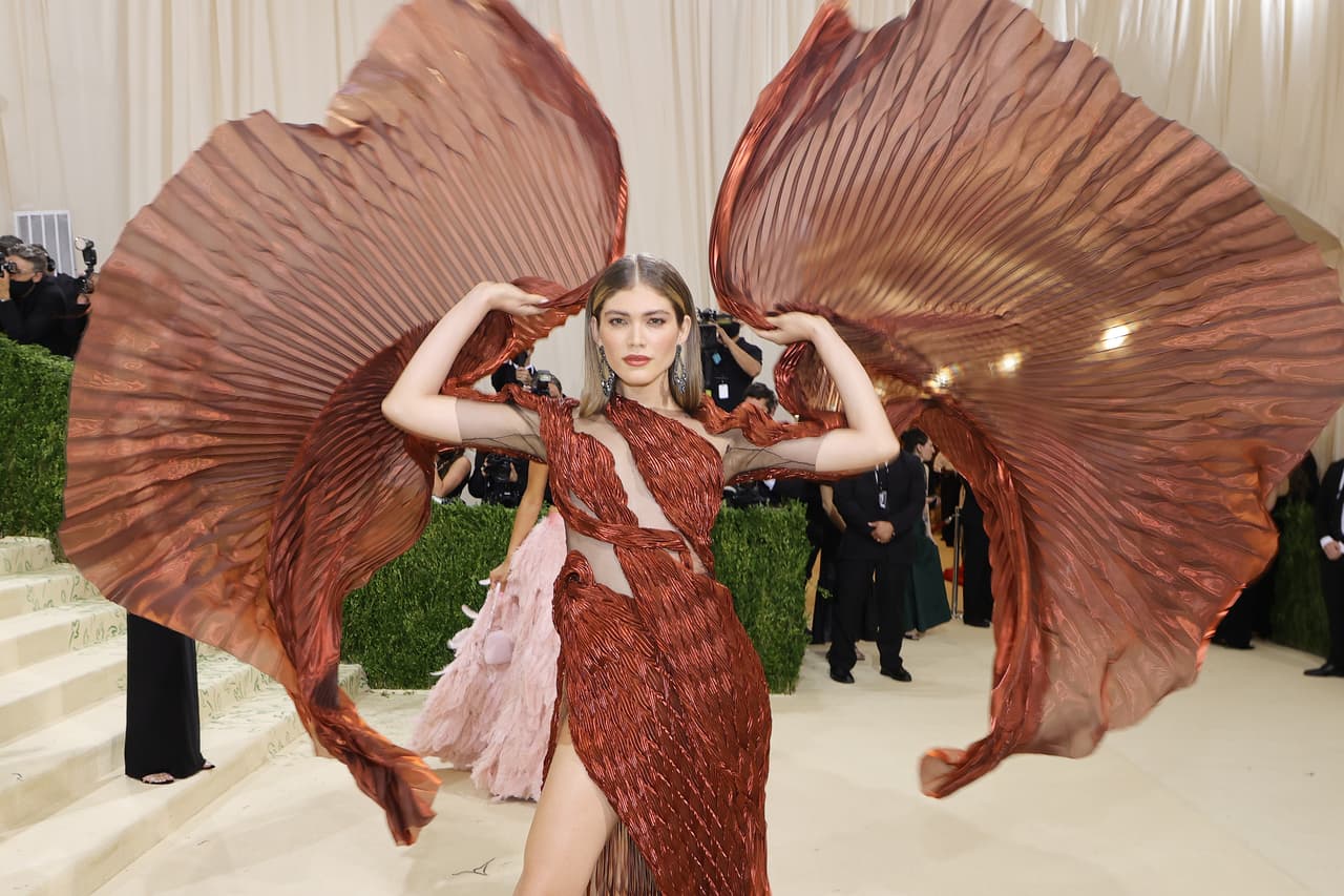 La modelo brasileña Valentina Sampaio triunfó en la noche de moda con un vestido color cobre de la diseñadora Iris Van Herpen.