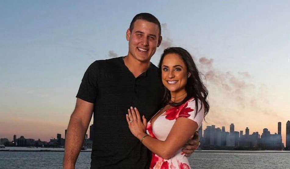 Anthony Rizzo, primera base de los Cubs, anuncia su compromiso