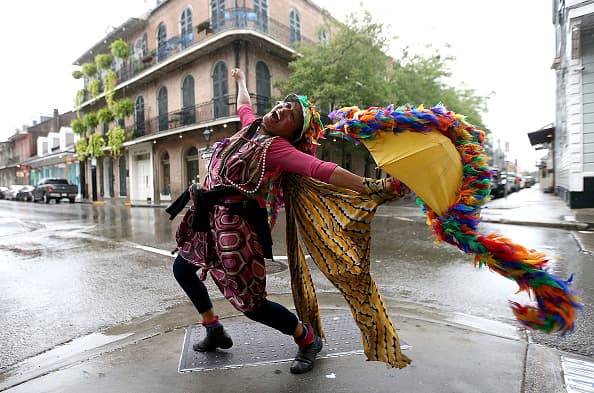 Hay algunos que esperan a Nate sin angustias y siguen el festejo típico de las calles de Nueva Orleans.