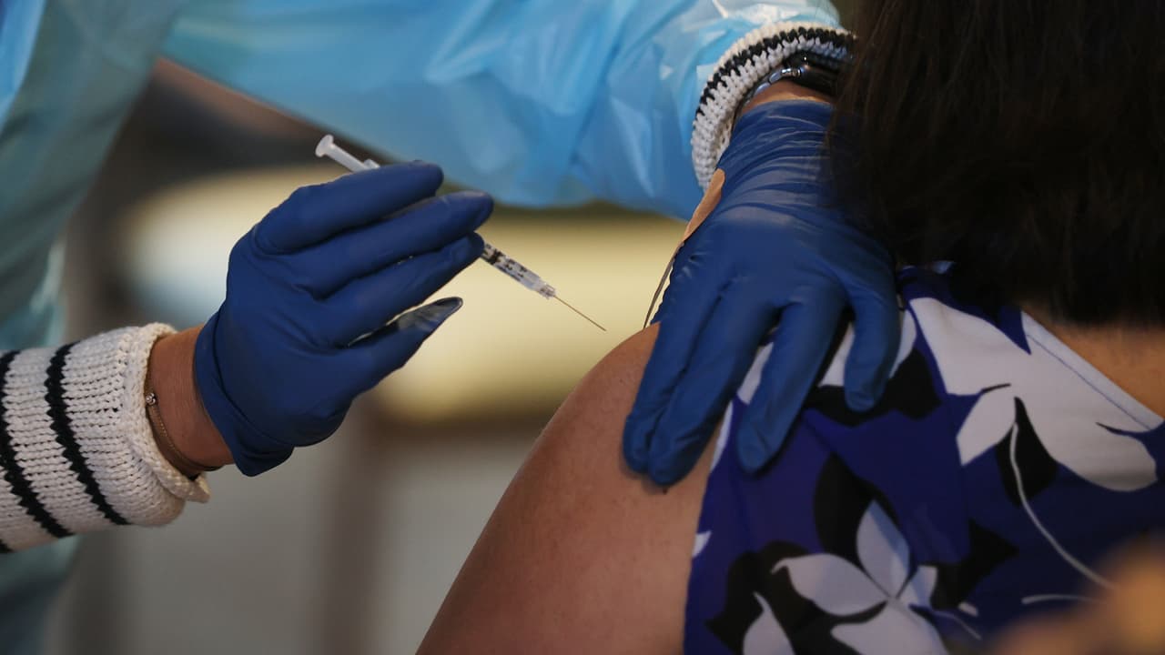 La FDA aprueba nueva vacuna contra el coronavirus