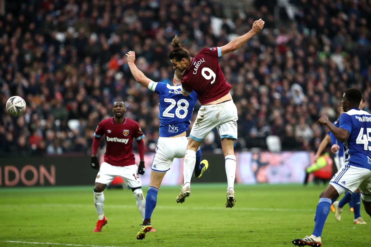 Casi que en la última jugada del partido el turno fue para Carroll con este frentazo para poner el 2-0 definitivo.