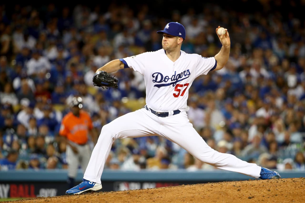 Alex Wood sostuvo su buen paso en la novena alta retirar a los Astros en tres bateadores e incluso ponchó a dos de sus oponentes.