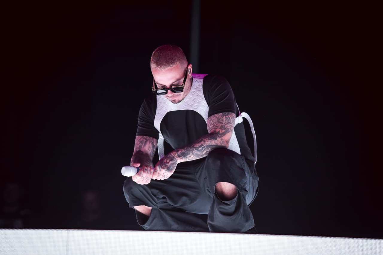 Resultó evidente que el intérprete que participó en la canción de Nicky Jam 'Olvida las penas',
<b> parecía muy concentrado algo...</b>