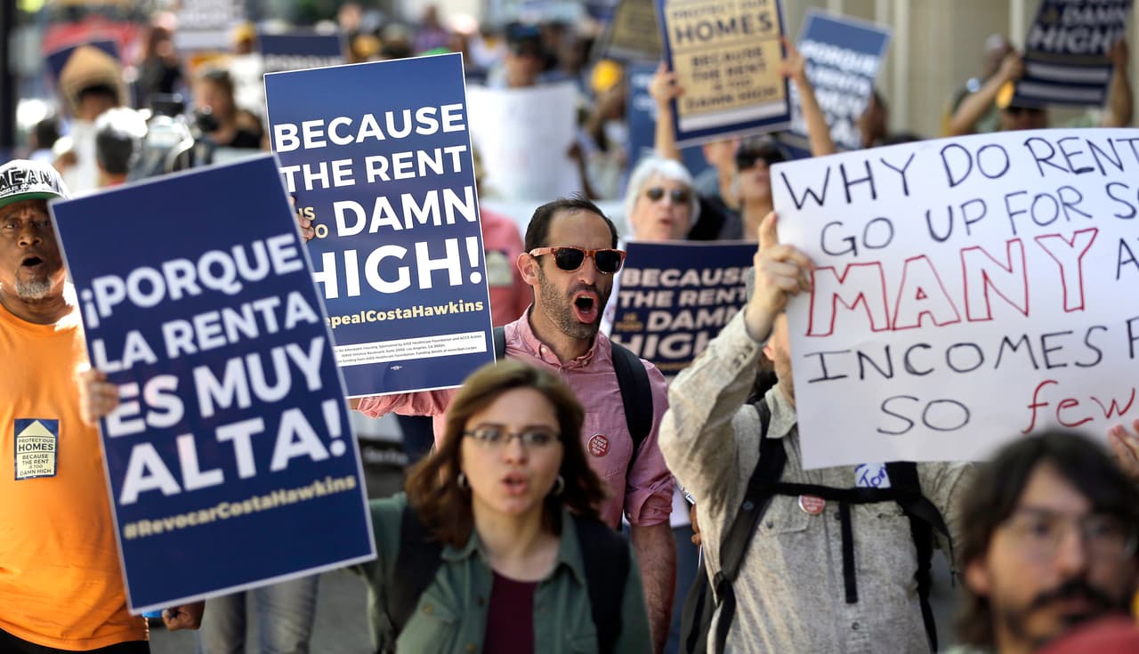 Esto obligó a que concejales de Los Ángeles pasaran una moratoria de emergencia congelando los aumentos.