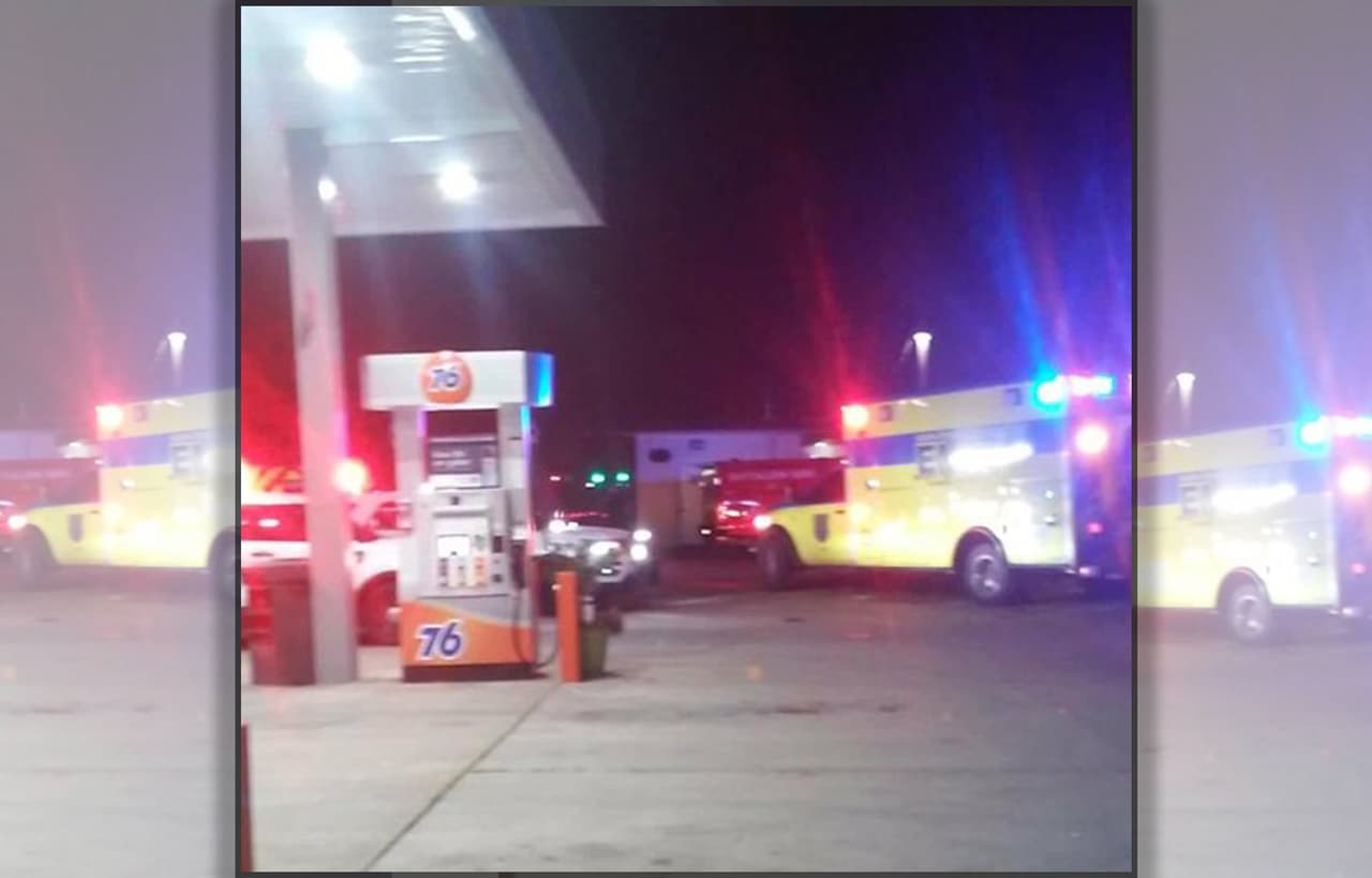 Bomberos y paramédicos ayudan a una mujer dar a luz en una gasolinera 