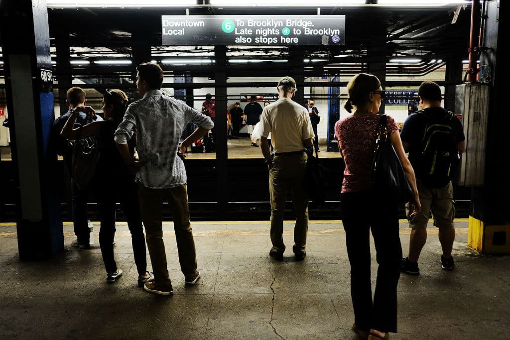 El
<b>servicio del ferry</b> desde y hacia Manhattan será libre de costo a clientes de
<b>Long Island Rail Road</b> que presenten su boleto de LIRR. Entra
<b><a href="http://www.lirrsummerschedule.com/ferry-service/">aquí</a></b> para consultar el mapa y los horarios de servicio.