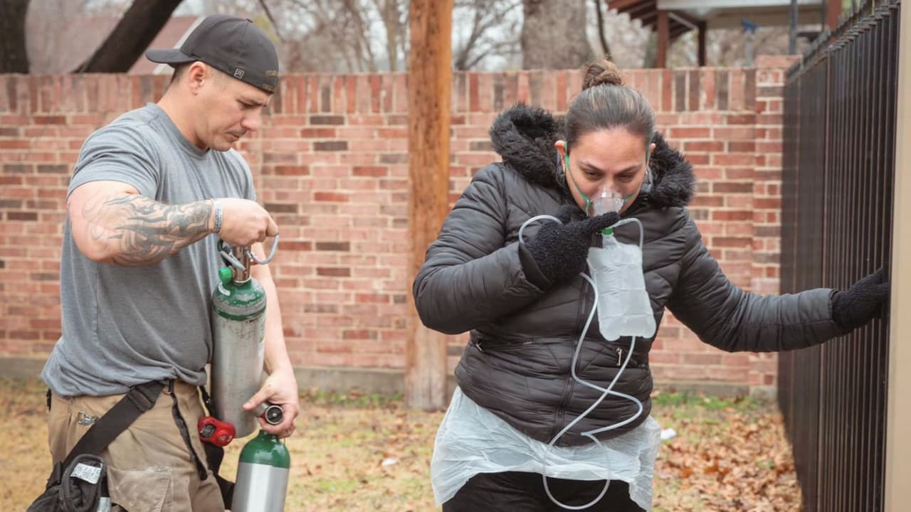 Los equipos de emergencia no perdieron tiempo y comenzaron a tratar a los afectados al aire libre, mientras los especialistas en Materiales Peligrosos ingresaban para llevar a cabo una búsqueda exhaustiva en el edificio y monitorear la calidad del aire.
<b>En total, 18 empleados fueron trasladados a hospitales locales para una evaluación más detallada, todos en estado estable</b>.