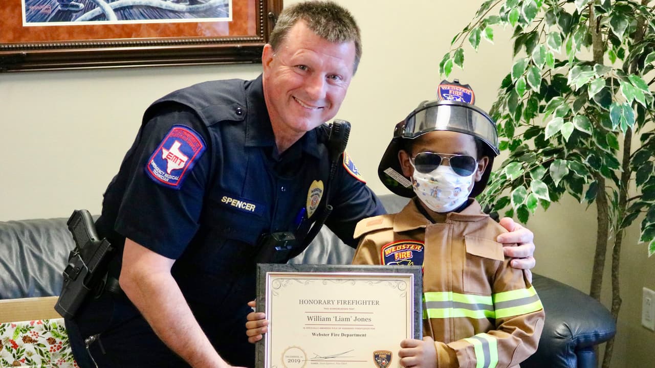 El 10 de diciembre el pequeño Liam recibió el nombramiento de bombero honorario.