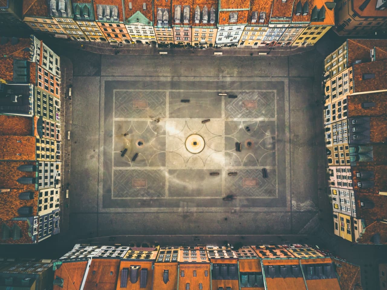 <b>El corazón de Varsovia</b>. La soledad en la parte más antigua de la capital de Polonia, un lugar que antes de la pandemia solía estar llena de sombrillas de restaurantes apiñados y multitudes. La fotografía ganó el segundo lugar del concurso.