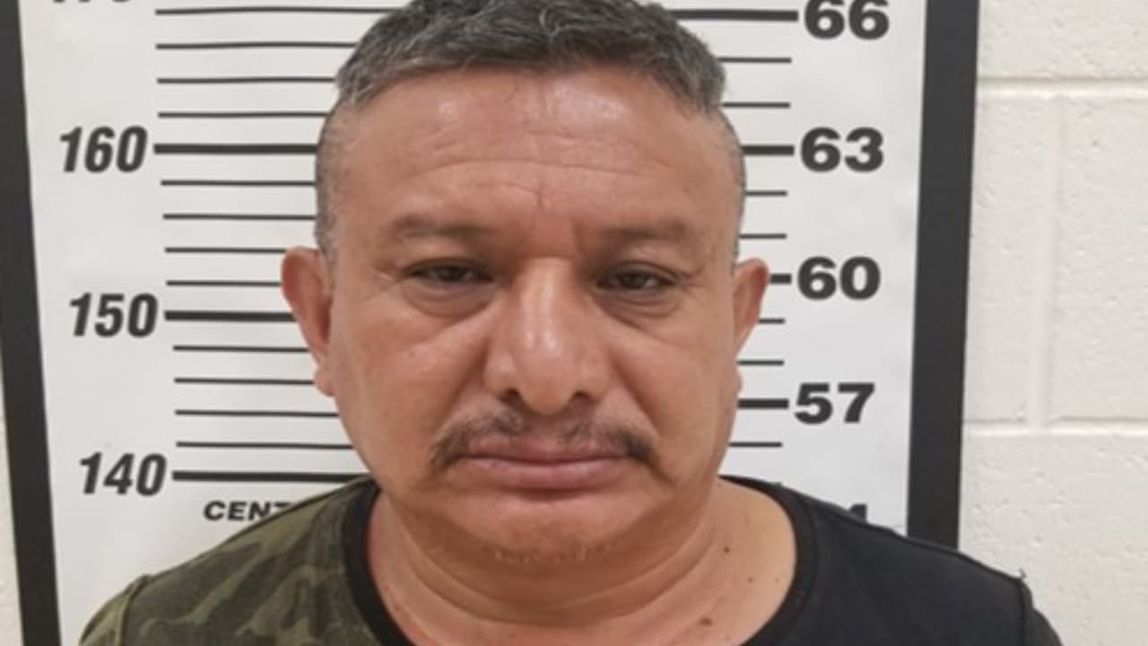 Agentes de la estación de Ajo arrestaron a Francisco Tenorio-Romo, un delincuente sexual que había sido condenado, luego de que reingresó ilegalmente a EEUU. El inmigrante mexicano fue condenado previamente en California por agresión sexual por inmovilización en 2007.