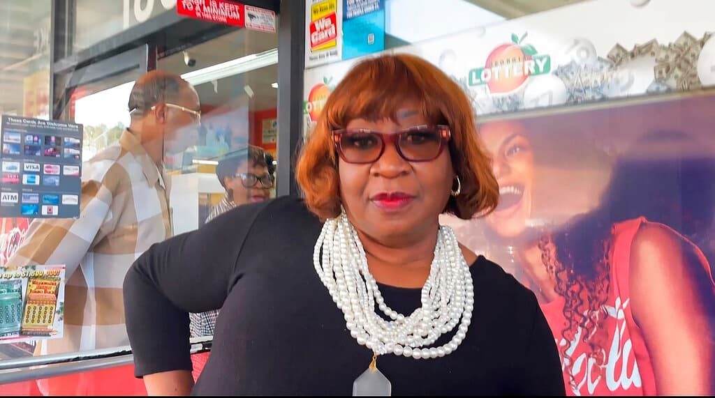 Loretta Williams, de Montgomery, Alabama, comprando lotería en West Point, Georgia.