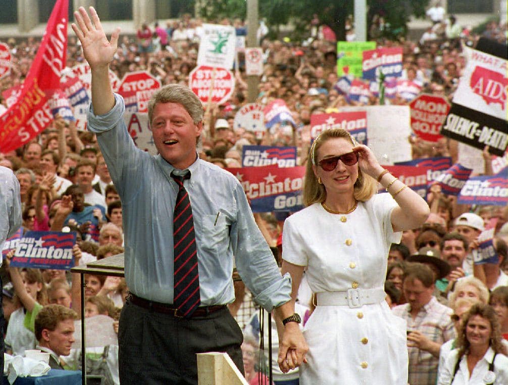 En St. Louis, ante una multitud que sumaba las 40 mil personas, mientras el candidato Bill Clinton lucía una camisa que apenas le daba tregua con el sudor, su esposa, Hillary alardeaba de una de las grandes consignas de la década de los 90: el 
<i>jumpsuit</i>. Hacer la moda fácil y rápida fue el objetivo de estos enterizos. TIM CLARY/AFP/Getty Images