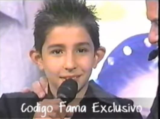 A los 12 años, compuso su primera canción y la dedicó a su novia del colegio. Un año después, participó en el reality musical
<b> ‘Código Fama‘</b>, en el que llegó a la gran final.