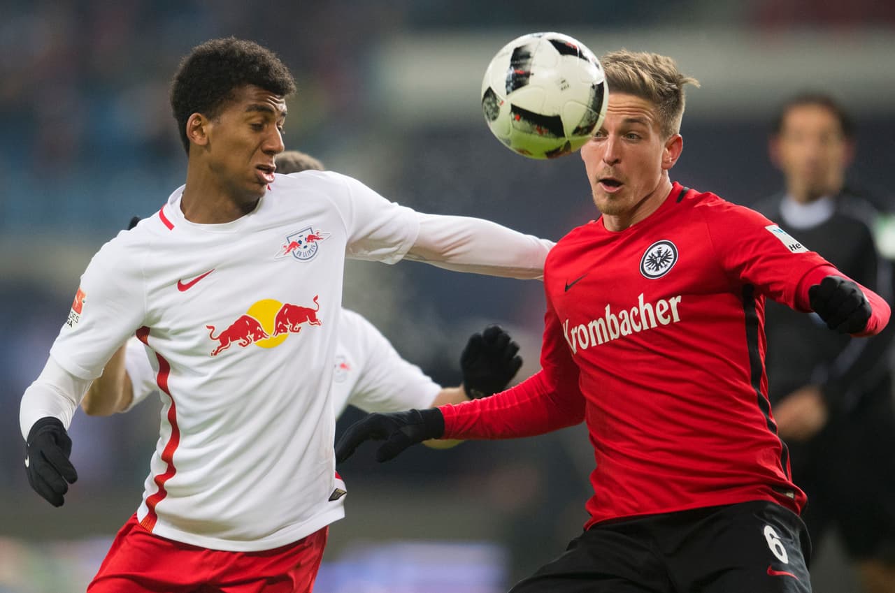 Leipzig´s Brazilian defender Bernardo Fernandes da Silva Junior (L) and Eintracht Frankfurt's defender Bastian Oczipka vie for the ball during the German first division Bundesliga football match between RB Leipzig and Eintracht Frankfurt in Leipzig, eastern Germany on January 21, 2017. / AFP / ROBERT MICHAEL (Photo credit should read ROBERT MICHAEL/AFP/Getty Images)