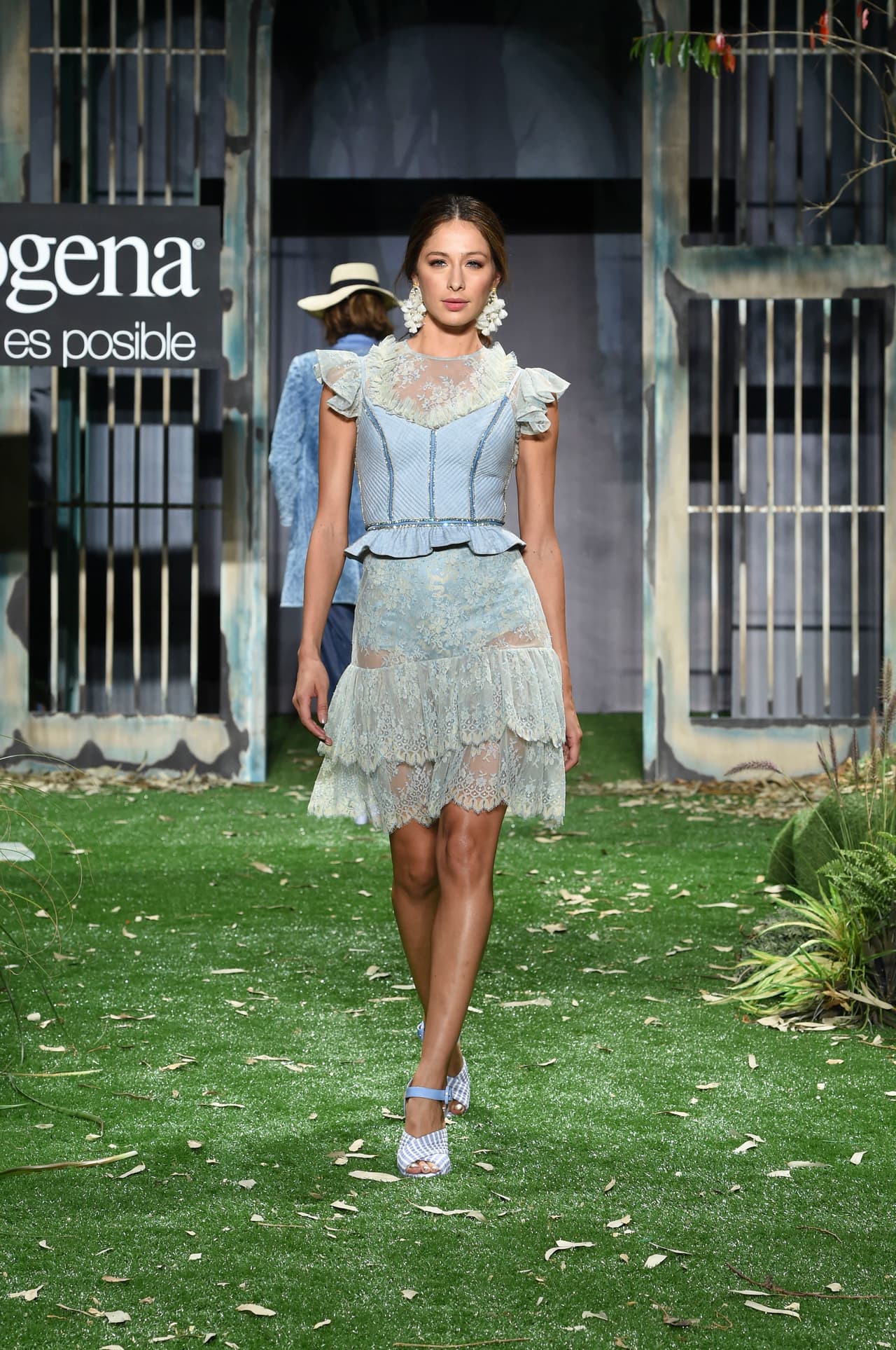 Una de las grandes ideas que nos hereda la colección de Renata Lozano es su manera desafiante de superponer piezas que caminan libremente entre lo formal y lo informal. Así, sobre un vestido de seda, un chaleco azul hielo más casual viene perfecto para crear contraste y tendencia.