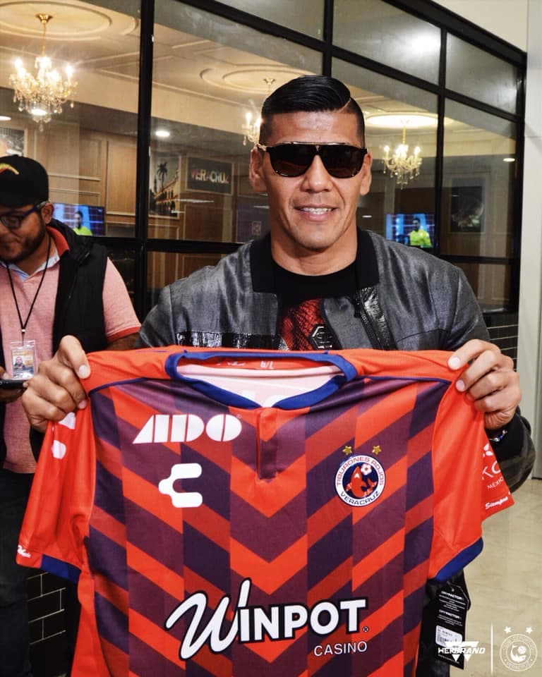 Poco más de un mes después, cuando ya se creía que no volvería a jugar, el defensor y los Tiburones Rojos sorprendieron a todos con el anuncio de su fichaje. ¡Hay Salcido para más tiempo!