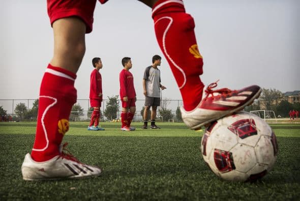 China pone sus esperanzas en estos niños futbolistas que entrenan en la academia de fútbol más grande del mundo.