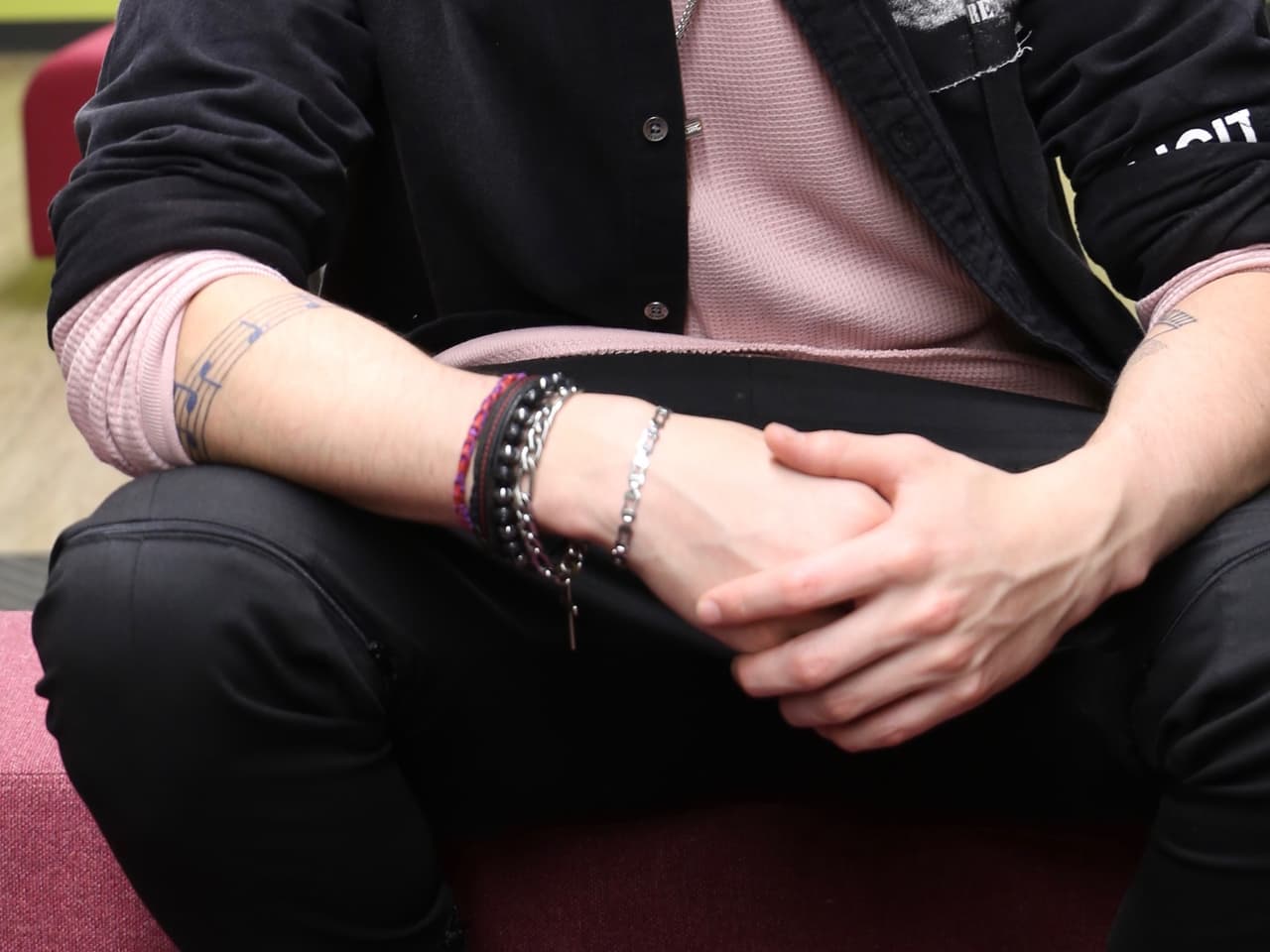 El cantante también carga varias pulseras en su brazo derecho y trata de combinar algunas con colores similares a los de su ropa.