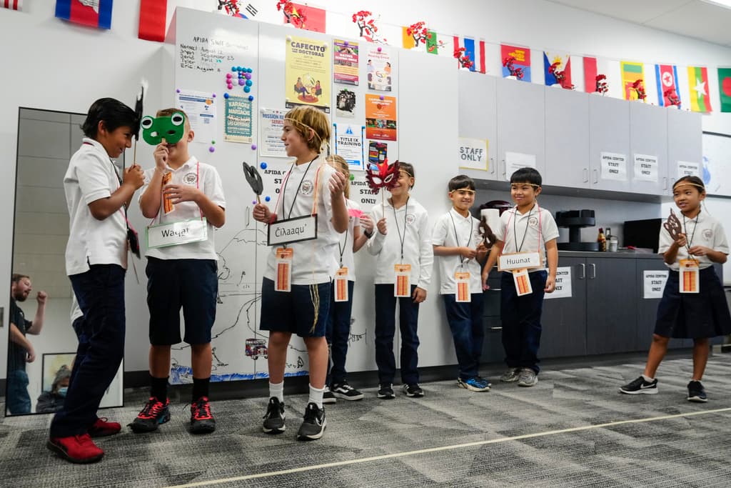 <h2 class="cms-H2-H2"><b>Identidad de género de los estudiantes</b></h2>
<br>
<b>AB 1955</b>
<br>
<br>Según la AB1955, los distritos escolares ya no podrán crear políticas para obligar a que los maestros o el personal revelen la identidad de género o la orientación sexual de un estudiante a los padres sin el consentimiento del estudiante.
<br>