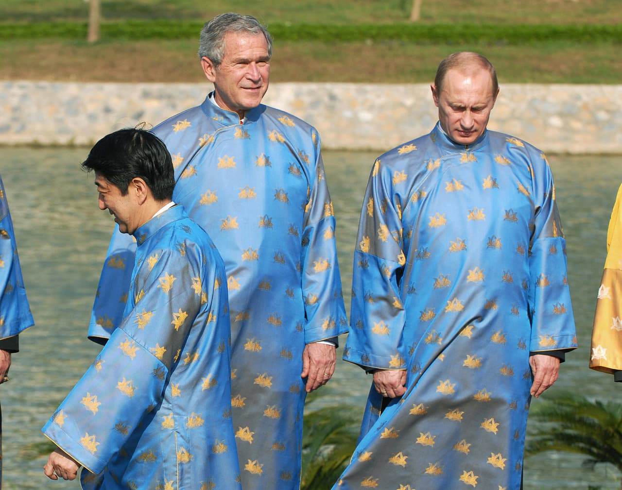 Otra vez Bush y Putin, esta vez en Hanoi, Vietnam, en noviembre de 2006. Delante de ellos, el primer ministro japonés Shinzo Abe. Muchos recuerdan el atuendo de ese año como uno de los más llamativos de esta tradicional foto.