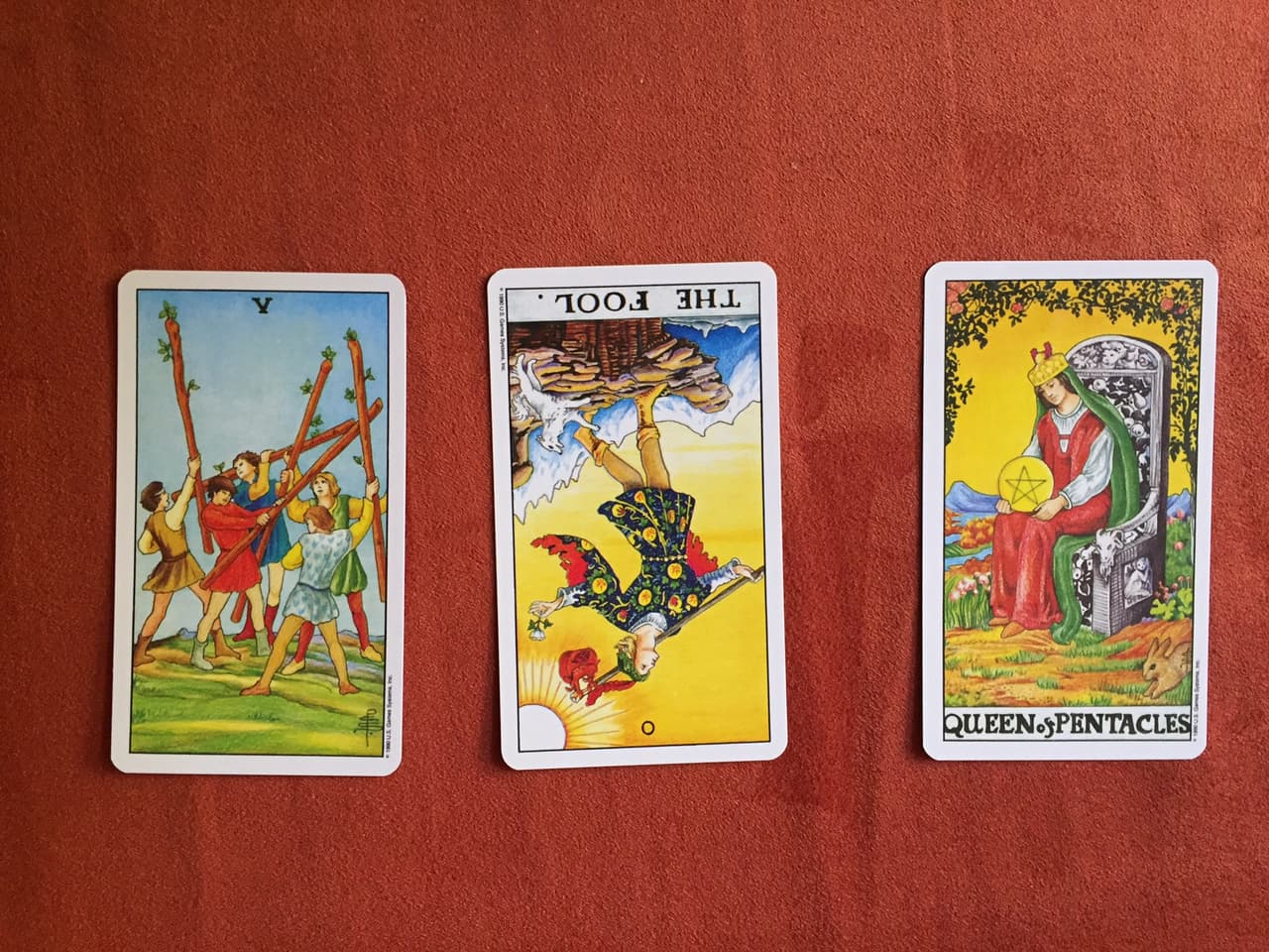 También cambia el significado del Loco tomándolo más literal, diciendo que el consultante está actuando como un tonto o muy impulsivamente en ciertos campos de su vida y que debe darse cuenta que está tomando riesgos innecesarios o que no piensa en las consecuencias de sus actos.