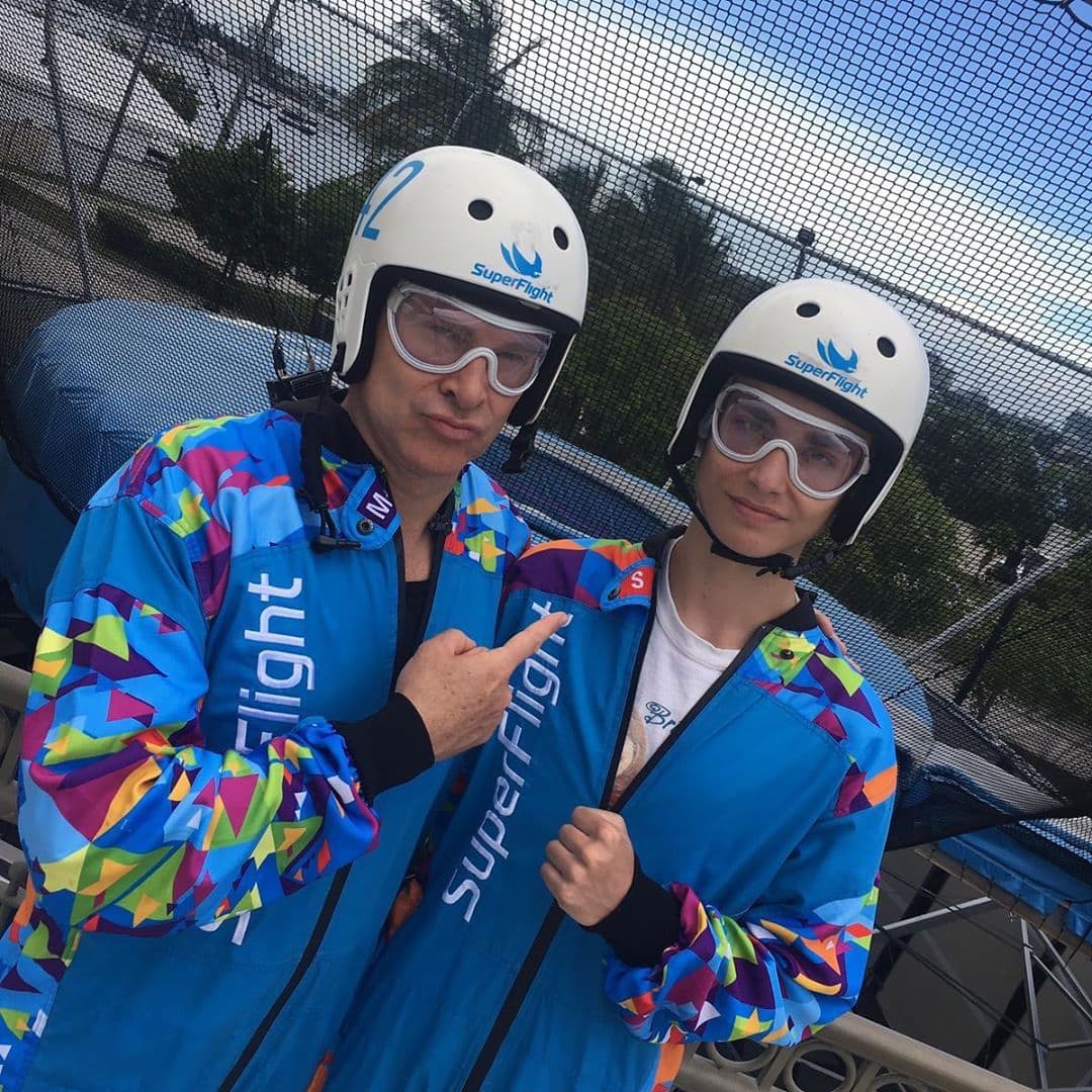 Alex es su primer hijo varón, ellos tienen múltiples cosas en común pero lo que más disfrutan es realizar aventuras extremas.