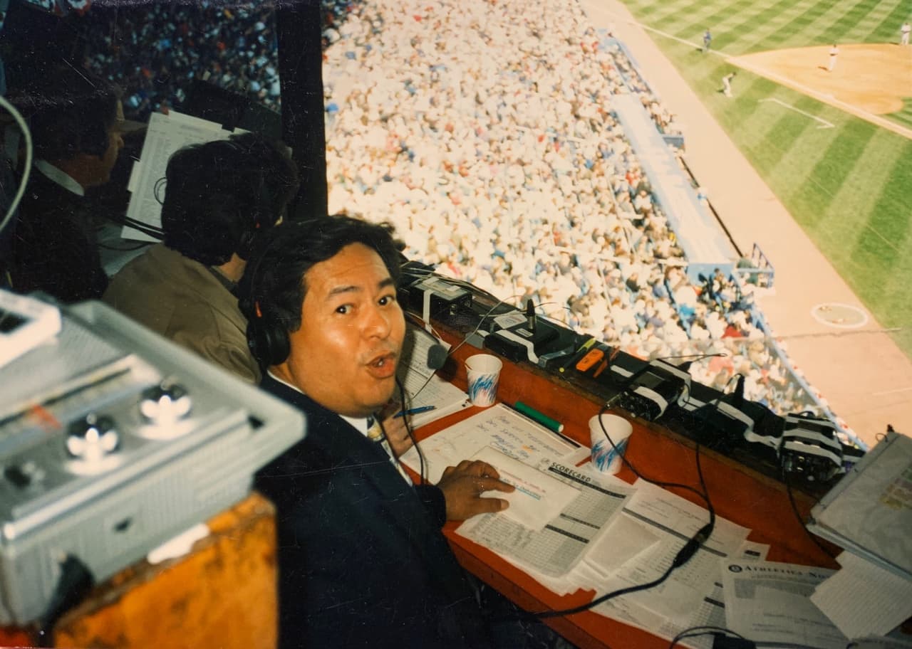 Inicia su carrera en la radio a la edad de 17 años, no sin antes, a edad más temprana, participar en grabaciones de productos infantiles.