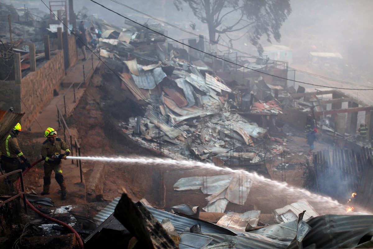 El siniestro comenzó pasadas las 15.30 hora local en las inmediaciones de Valparaiso como un incendio forestal y se propagó inesperadamente durante la tarde hacia las zonas altas y pobladas del puerto.