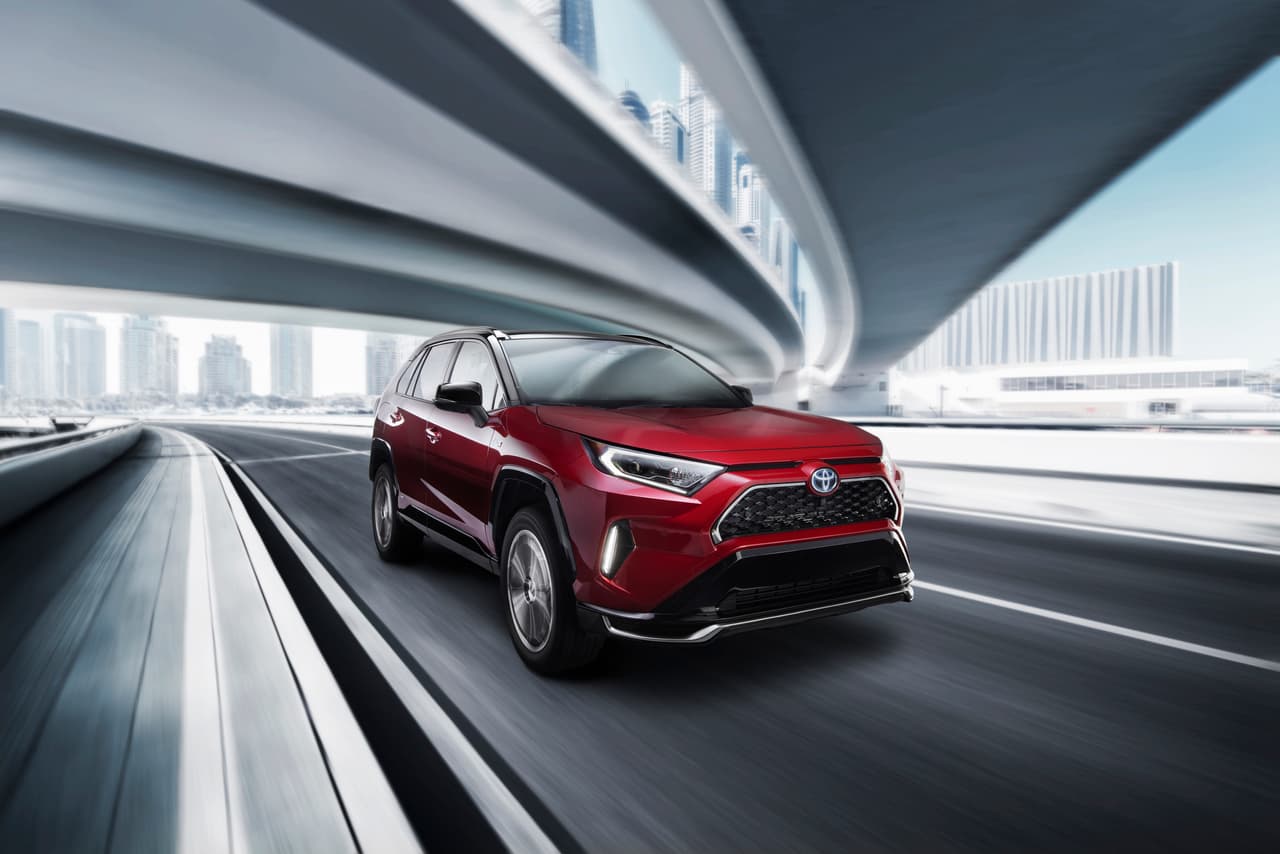 La RAV4 Prime emplea el sistema de tracción Electric On-Demand All-Wheel Drive (AWD), el cual consiste en un motor eléctrico separado que alimenta las ruedas traseras cuando sea necesario, ya sea en condiciones donde se requiera de mayor aceleración o cuando la tracción en las ruedas delanteras no sea suficiente.
<br>