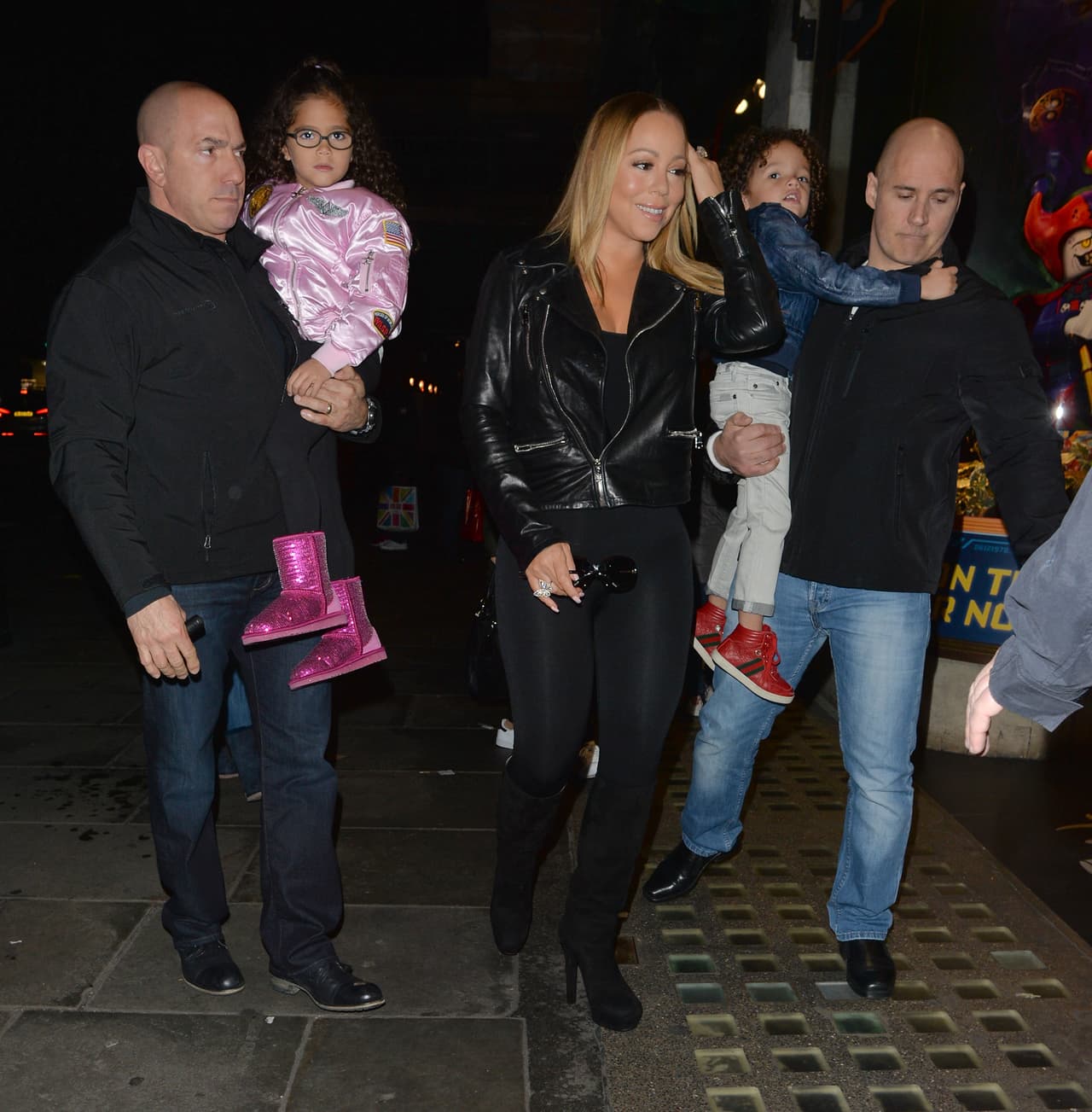 Los guaruras cargaron a los mellizos.