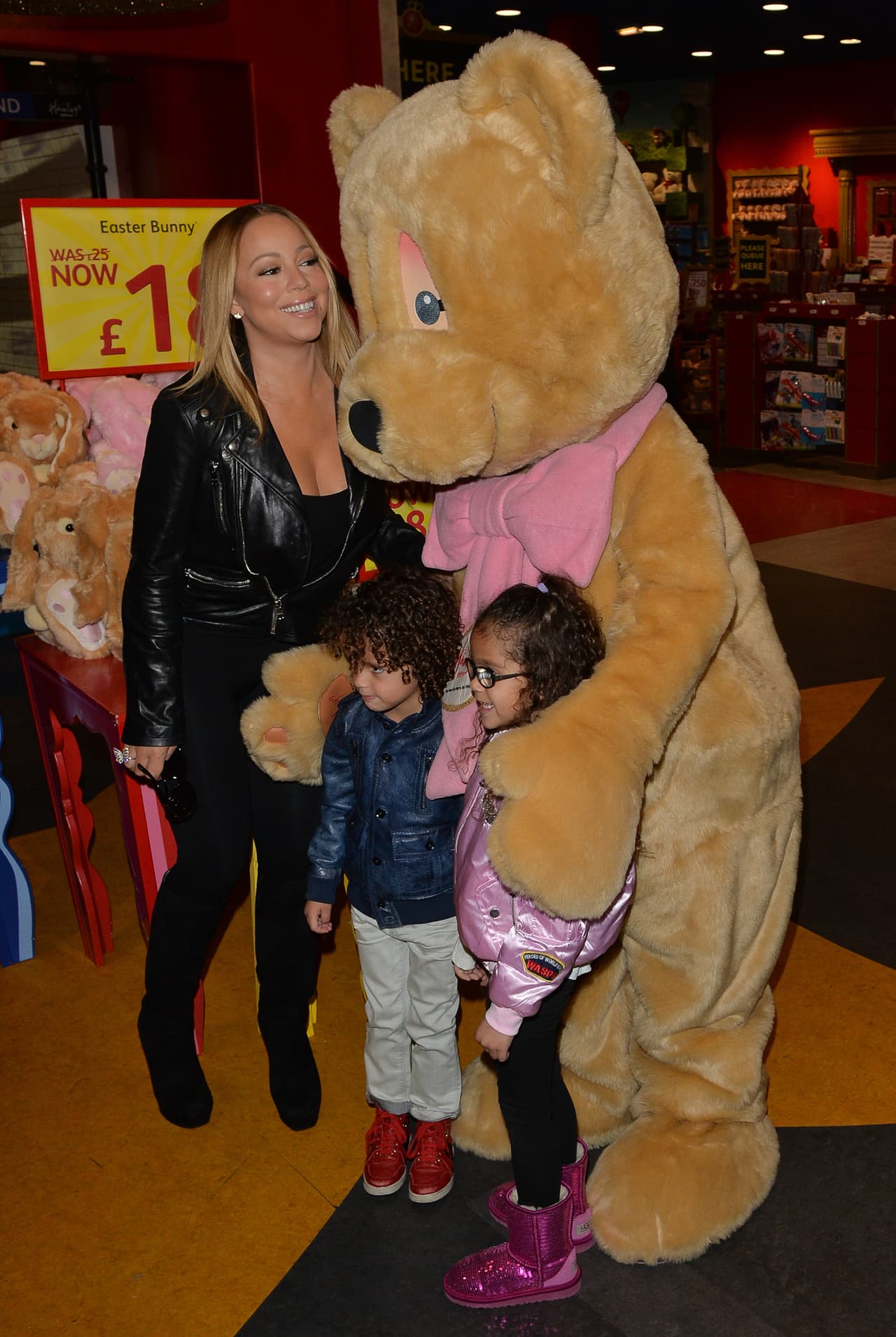 Hasta una foto con el osito de peluche se tomaron.