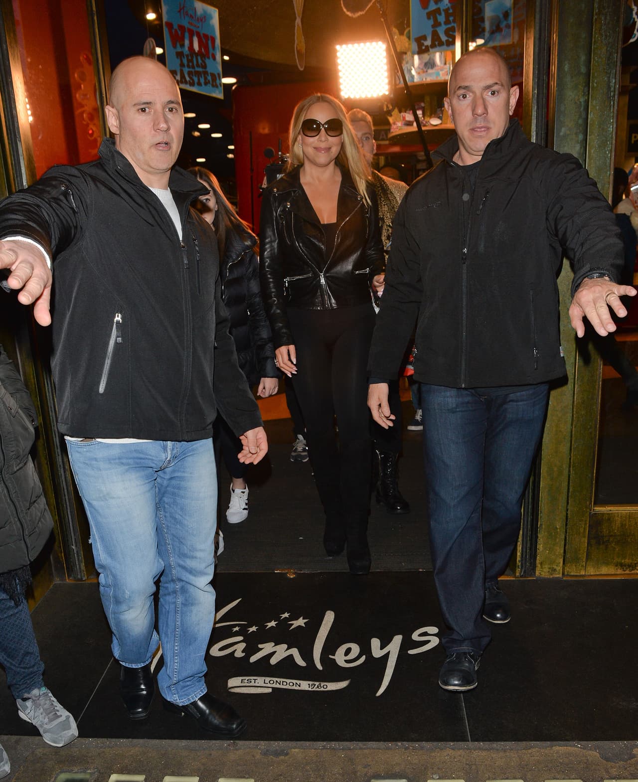 Su cuerpo de seguridad no se separó de la cantante y sus hijos.