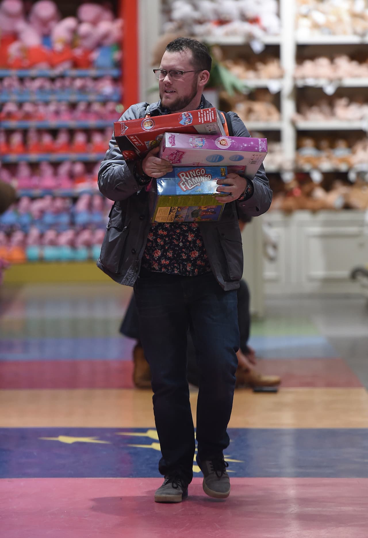 Los acompañantes de Mariah tenían las manos llenas de jueguetes elegidos por Monroe y Moroccan.