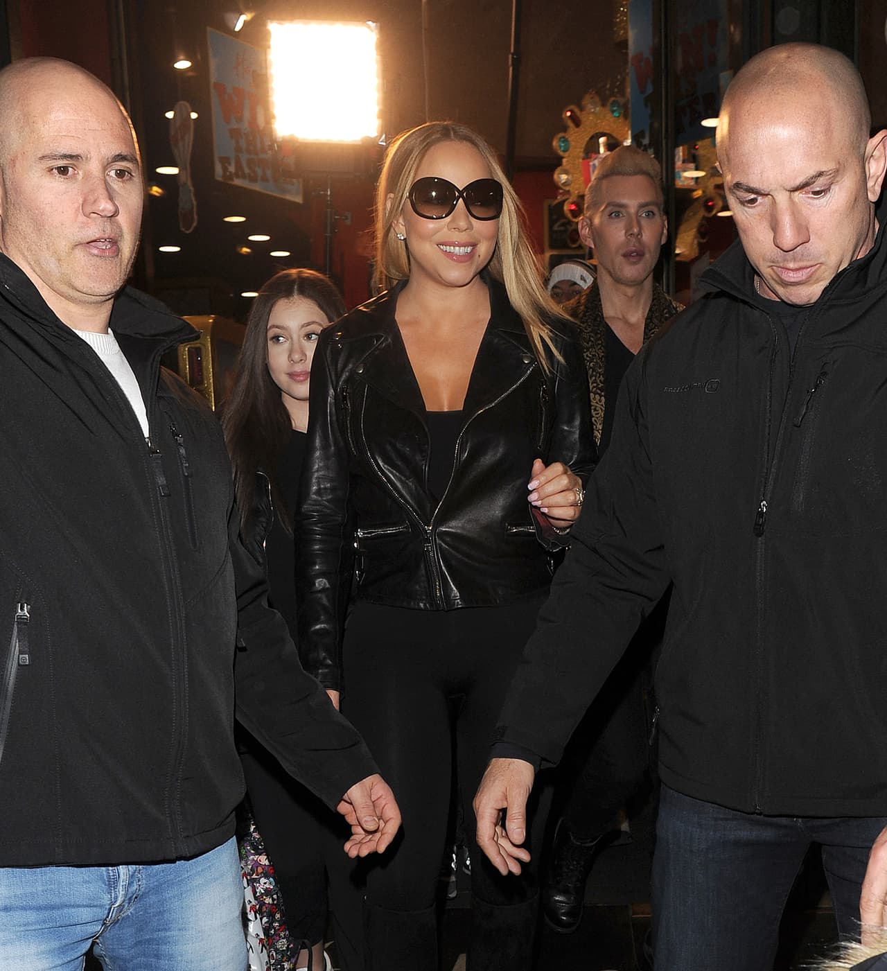 Mariah como toda una diva saliendo de la tienda.