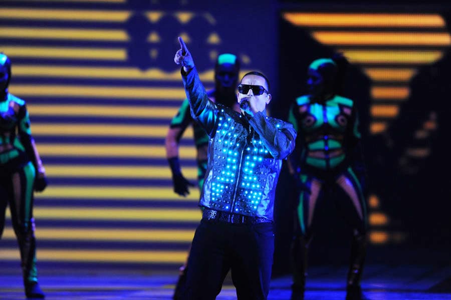 <b>2012</b>
<br>Daddy Yankee abrió con su tema 'Lovumba' y realizó un magnífico show de luces y efectos especiales en 3D, hecho que sucedía por primera vez en la televisión hispana.
