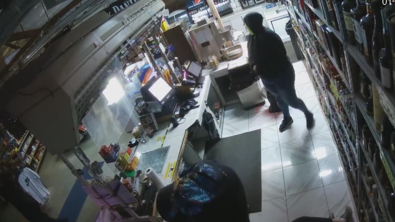Captan en video a tres personas armadas en robo a tienda, donde lesionan a una empleada