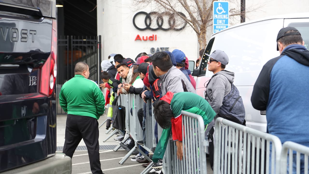 La expectativa de los fanáticos es grande y la compañía alrededor del estadio lo mostró, a pesar de que apenas hicieron algunos trabajos de entrenamiento.
