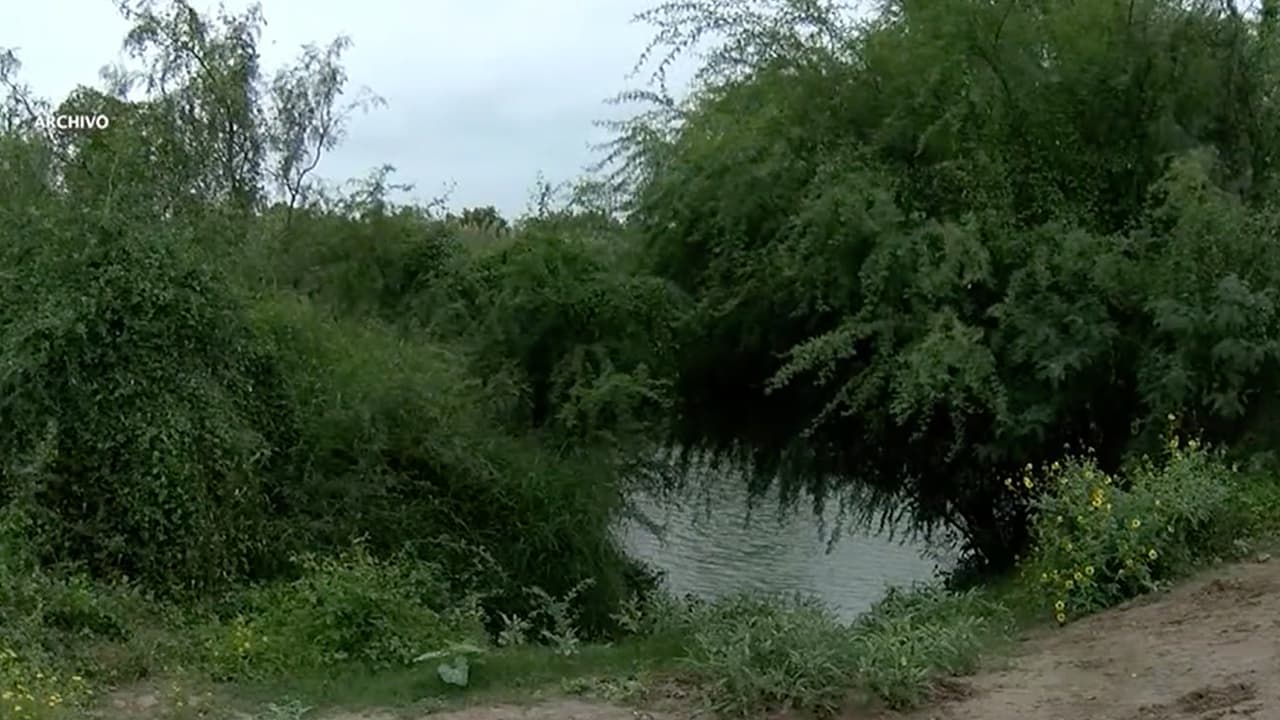 El inmigrante intentó cruzar de México a EEUU con sus primos para reunirse con su pareja, quien narra la versión de los hechos de los acompañantes. “Cuando llegó al río el oficial lo estaba apuntando con una pistola, él agarró una piedra, el oficial le dijo que la soltara, él se negó y el agente le dio un tiro en el pecho y le volvió a repetir que soltara la piedra pero él estaba doblado del dolor y el oficial le mete cinco tiros más”.
<br>