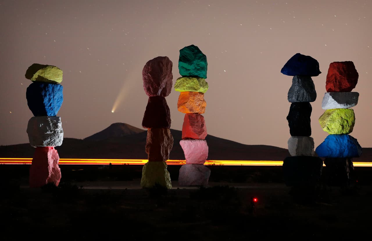 “Estamos muy contentos de haber descubierto este visitante congelado desde los límites exteriores de nuestro sistema solar", dijo Amy Mainzer, investigadora principal de la misión en el Laboratorio de Propulsión a Chorro de la Nasa en Pasadena, California. En la foto, Neowise visto desde Las Vegas el 16 de julio.