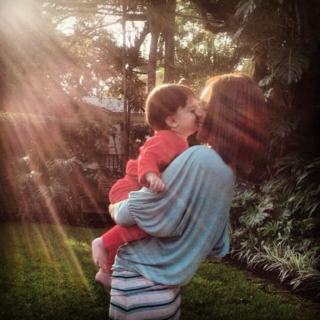 ¡Mira como goza junto a su mami!