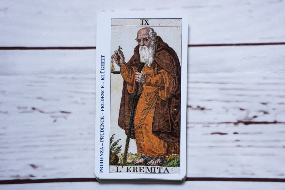 El ermitaño te pide que honres tu poder interno, tu sabiduría fuerte, incesante, que tal vez ni sabías que tenías pero que está ahí dentro. Ahí encontrarás las verdaderas respuestas, no en el exterior con el caos, el ruido, los constantes desafíos e intrusiones de los demás.