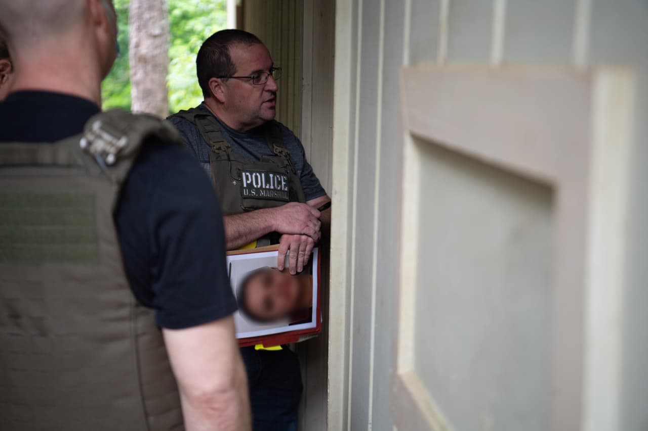 Los miembros de la oficina del fiscal de distrito del condado de Fulton y la oficina del alguacil del condado de Fulton también ayudaron en la operación.