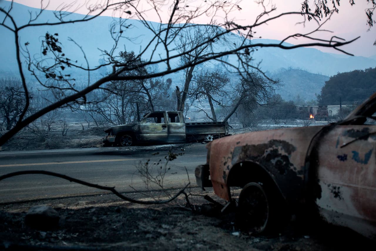 Por si fuera poco, para las próximas 72 horas se estima que la región estará bajo el azote de una ola de calor, con temperaturas extremas que superarán los 110 grados con condiciones secas y vientos que amenazan con desplazar focos de maleza encendida.