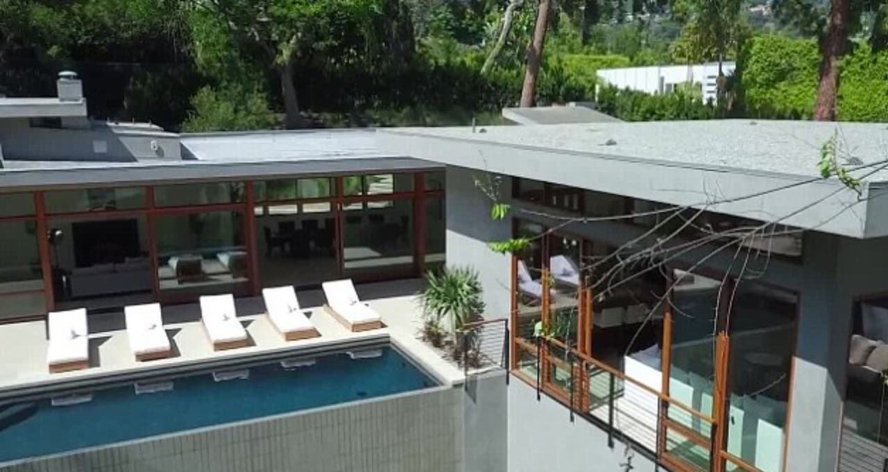 La piscina está hermosa.