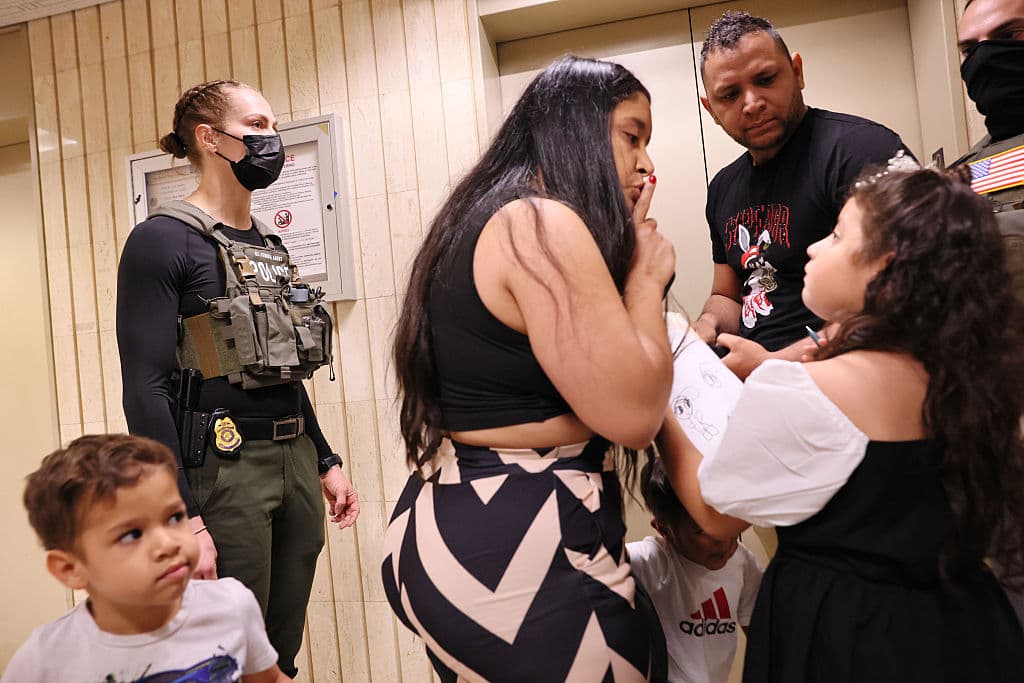 Un individuo es liberado tras un intento de detención por ICE al salir de la corte de inmigración del Jacob K. Javitz Federal Building el 30 de junio de 2025 en Nueva York. UC Berkeley reporta un aumento de arrestos en 38 estados, con un enfoque en audiencias judiciales. (Foto por Michael M. Santiago/Getty Images)
<br>