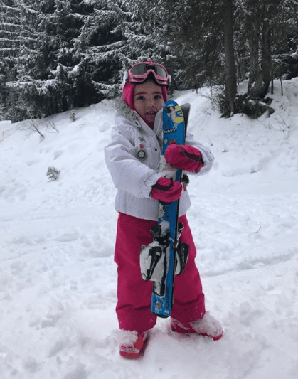 La pequeña Giulietta salió bien protegida, lista para continuar con sus clases de esquí.